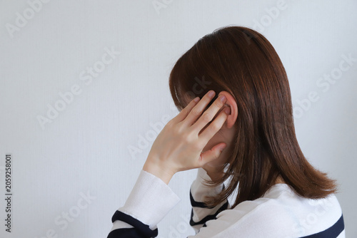 Cuadro en lienzo 頭痛に悩みこめかみを押さえる女性の横顔