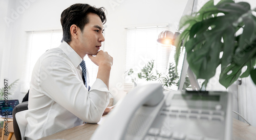 Canvas Print Focused Businessman Working on Computer at Office Desk
