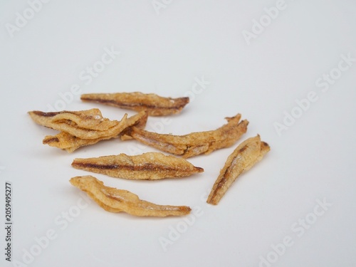 Εκτύπωση καμβά Small, crispy baked fish are arranged on a white background