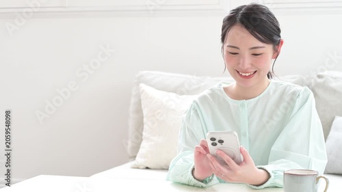 スマートフォンを操作する日本人女性