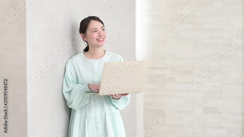 ノートパソコンを使う日本人女性