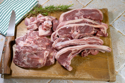 assortiment de viandes d'agneau sur une planche à découper