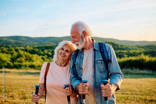 Foto Happy senior couple trekking in nature, embracing an active lifestyle and love d