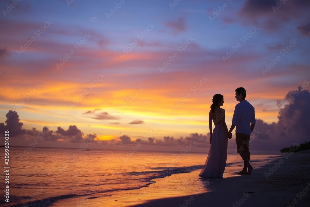 Fototapeta premium Couple waking photography sunset beach.