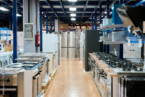 Tableau sur toile Appliance store showcasing refrigerators, ovens, and white goods