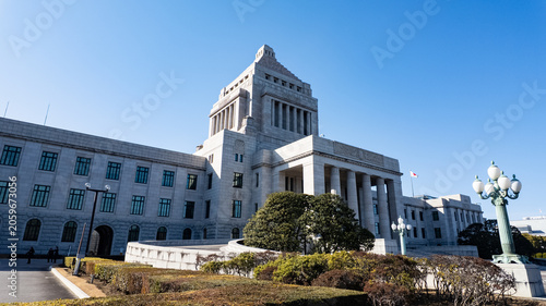 美しい青空の下にそびえ立つ日本の政治の中心・国会議事堂の重厚な外観風景
