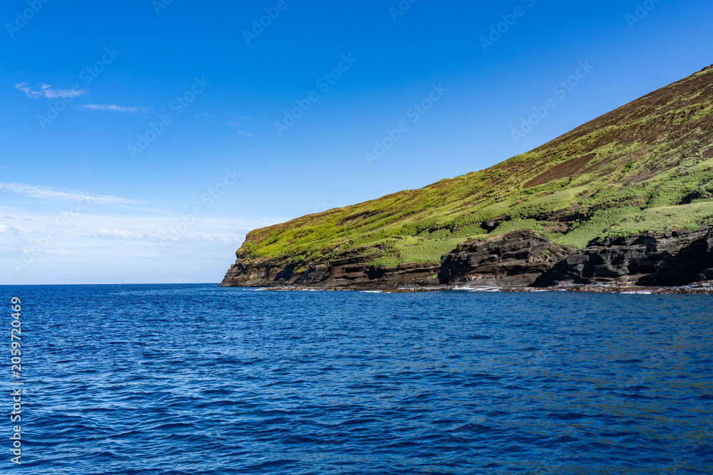 Fototapeta premium Niʻihau & Nāpali Coast Boat Tour, Kauai County, Hawaii, Pacific Ocean. Lehua Island ( Lehua Crater ) is Tuff cone. Ki‘eki‘e Basalt, NI‘IHAU VOLCANO. Lehua is a state-designated seabird sanctuary 