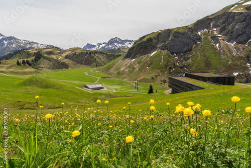 Quadro su tela Ski lift valley station near Lech am Arlberg, mountain railway in spring on a bl