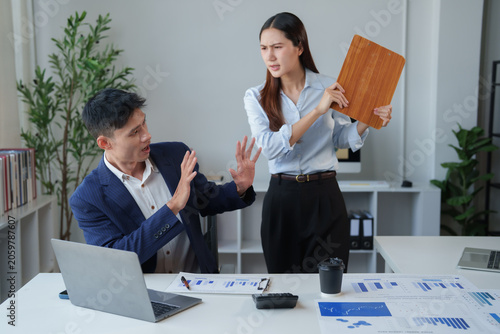 Foto Female manager engaging in workplace harassment, threatening a male employee wit
