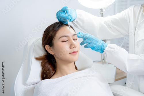 Konstfotografi Asian woman consulting with a doctor at a modern aesthetic clinic for facial treatment
