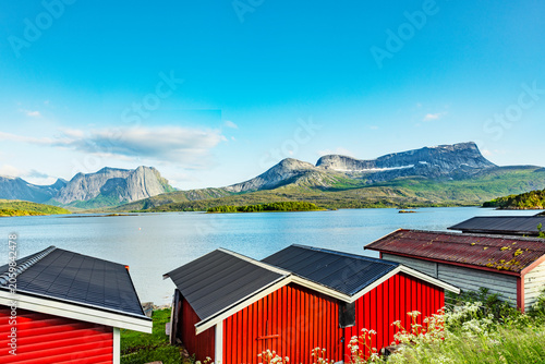 Rote Bootshäuser am Efjord in Norwegen