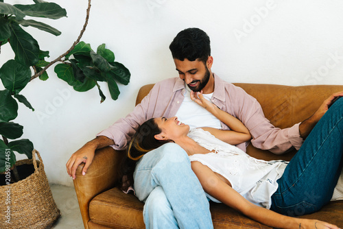 Cuadro en lienzo At ease with you: A couple relaxing together on the couch at home