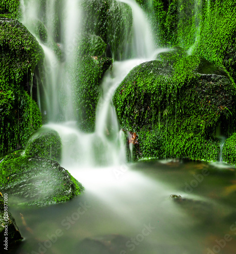 Fliessendes Wasser in einem Wassefall in einen See