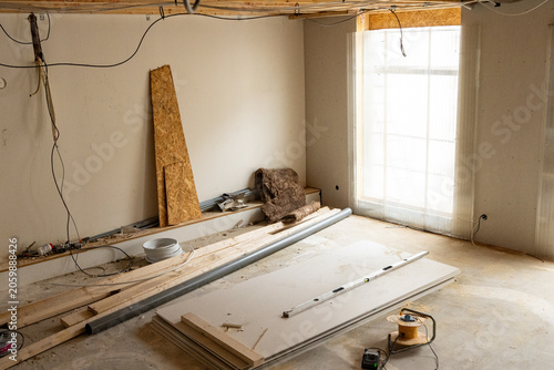 Obraz na plátně Intérieur d’un espace en travaux avec matériaux de construction, outils et surfaces inachevées illustrant un chantier en cours de rénovation ou d’aménagement