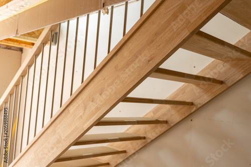 Принти на полотні Escalier en cours de rénovation dans un intérieur en travaux, illustrant un chantier de construction avec des matériaux et finitions en transformation