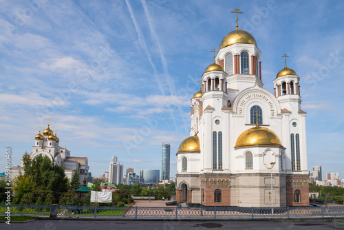 Foto Church-on-Blood (Church of All Saints Who Shone Forth in the Land of Russia) in the urban landscape on a sunny August day