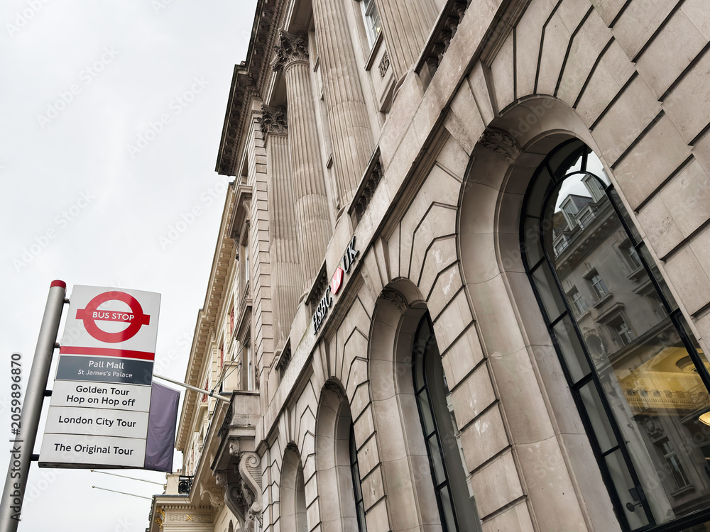 Naklejka premium Historic Pall Mall street view with bus stop and grand stone architecture in London, UK