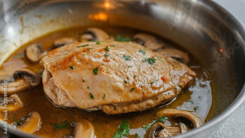 Foto Rustic pan-seared chicken breast with mushroom sauce, golden brown skillet dinne