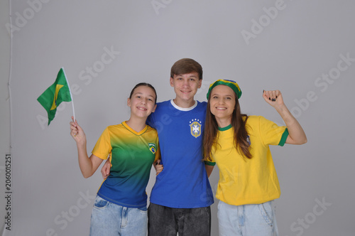 família celebra vitória do brazil na copa do mundo 