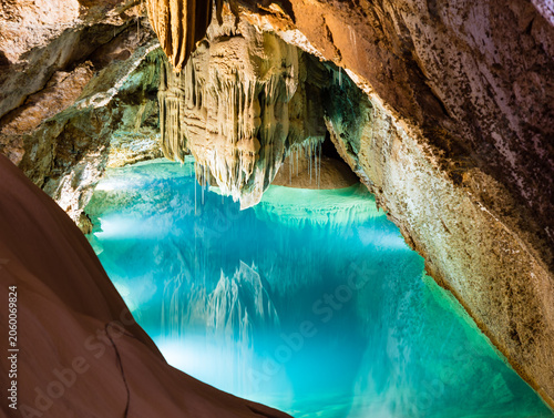 Concrétions dans une grotte développées au contact de dolomies et du calcaire. Le lac, Grotte de Trabuc, grotte aux 100 000 soldats, Mialet proche Anduze, Cévennes, Gard