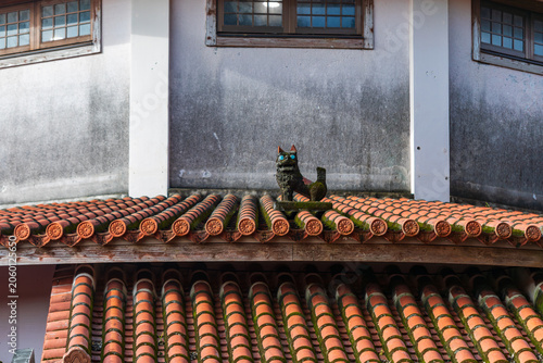 Fotografie A close-up of the colorful ceramic wind lion, a traditional red-tiled building and guardian deity of Okinawa, symbolizing local folk culture