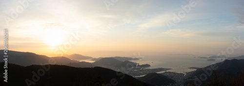 瀬戸内海の島影に沈む美しい夕日と、灰ヶ峰から望む黄昏の呉港