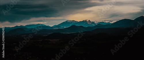 Foto Panorama montagne Pyrénées depuis drone, ciel nuageux hivernal