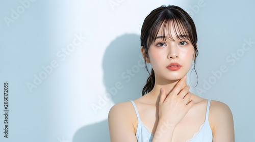 透明感のあるモデル女性のスキンケア美容ポートレート