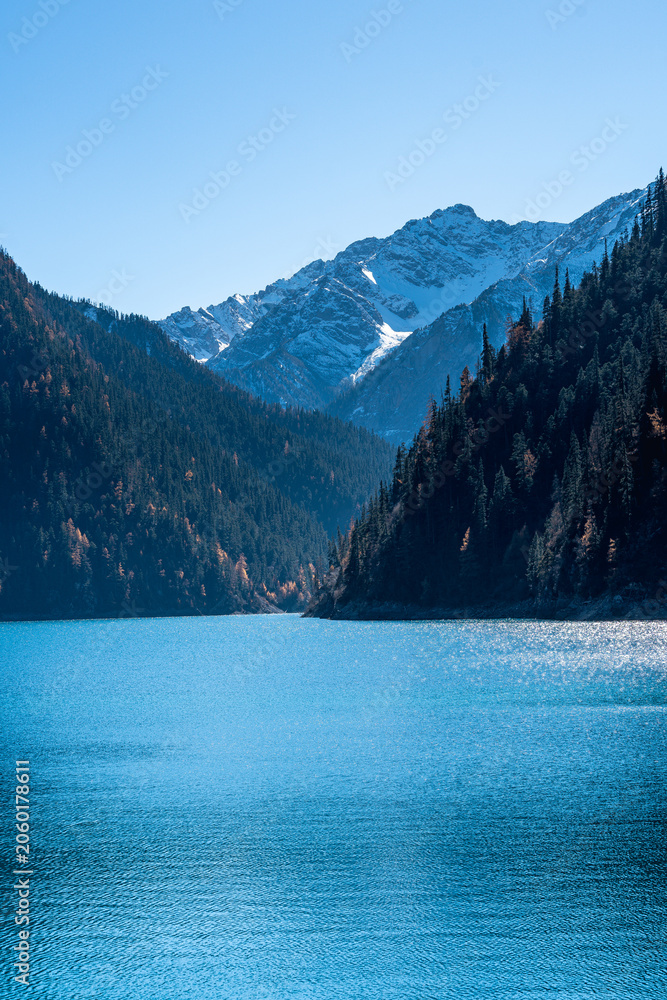 Obraz premium Long Lake with Snowy Mountain View