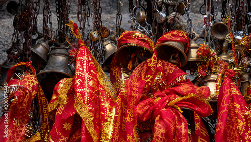 Foto Maa Kamakhya temple sacred bells where chunris and devotional cloths are tied a