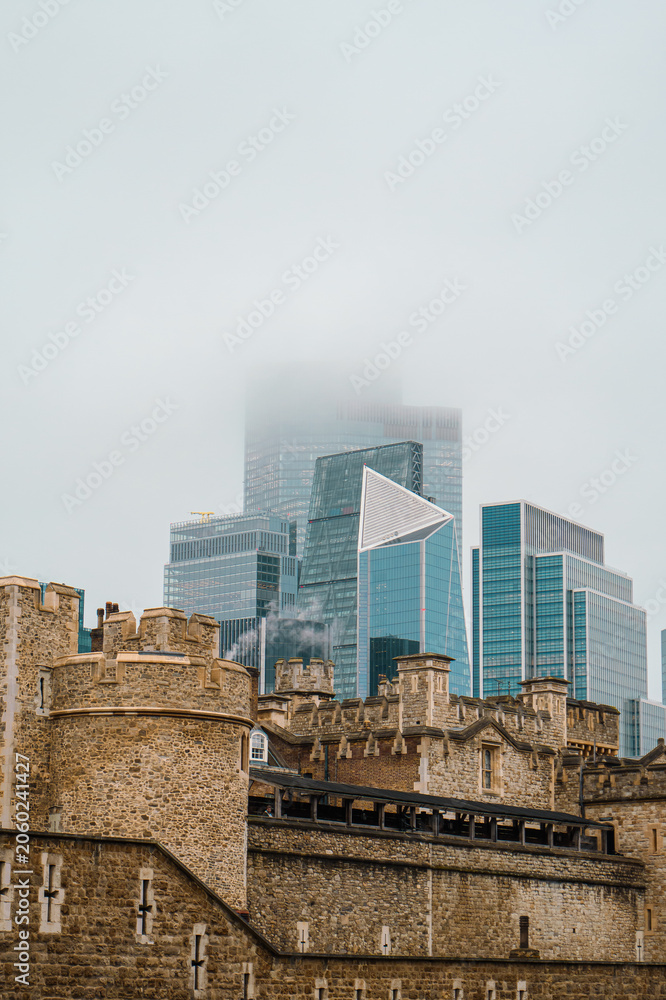 Obraz premium Tour de Londres et gratte-ciels de la City dans le brouillard