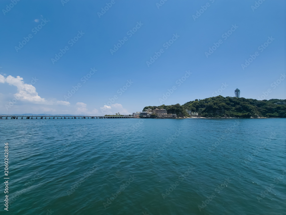 Naklejka premium 江ノ島大橋と江ノ島 