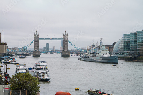 Tower Bridge et HMS Belfast sur la Tamise à Londres