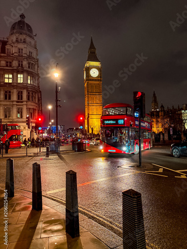 Big Ben illuminé la nuit avec bus rouge à Londres