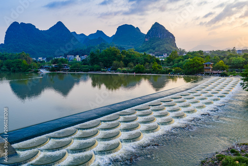 Foto Guilin Karst Mountains and River Weir at Sunset