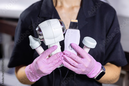 Foto Beautician presenting facial treatment devices used in modern cosmetology