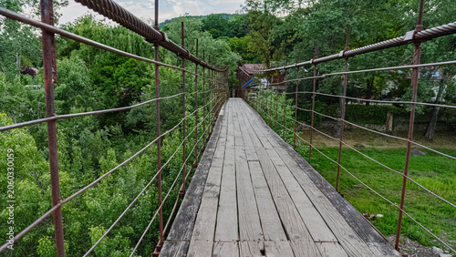 Foto Perspective View of Wooden Suspension Footbridge in Kamennomostsky, Old Pedestri
