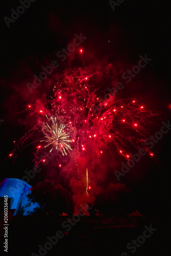 Bild auf Leinwand Feu d'artifice rouge spectaculaire à Nérac - 14 juillet 2025