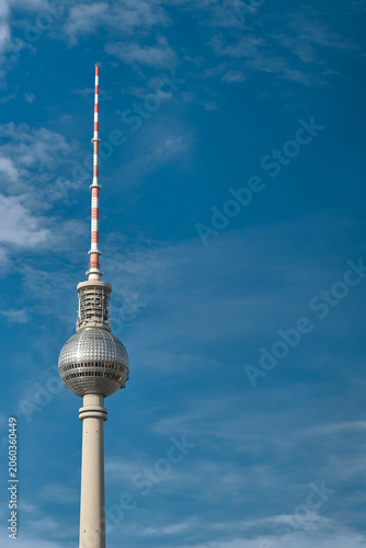 Der Fernsehturm, das Wahrzeichen der deutschen Hauptstadt Berlin. Auf der rechten Seite ist Platz für eigenen Text.