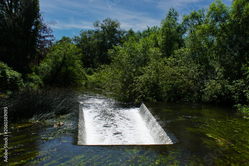 Billede på lærred Water weir on the Grand union canal