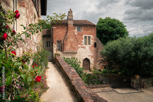 Foto Maison médiévale en brique à Penne d'Agenais avec jardin fleuri