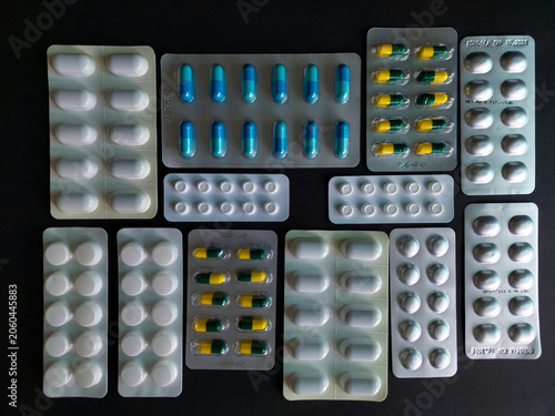 Canvastavla Medicines in blister packs arranged on black background, representing medications, prescription drugs, dosage, pharmacy, pharmaceutical industry, healthcare, medical supplies, and packaging concepts