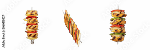 Foto Grilled chicken skewers and shish kebab with vegetables isolated on transparent background