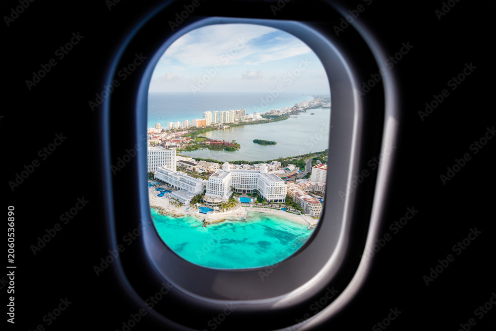 Fototapeta premium Cancun beach view from jet plane window