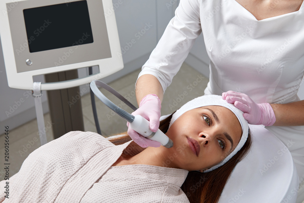 Naklejka premium Face Skin Care. Close-up Of Woman Getting Facial Hydro Microdermabrasion Peeling Treatment At Cosmetic Beauty Spa Clinic. Hydra Vacuum Cleaner. Exfoliation, Rejuvenation And Hydratation