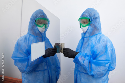 Foto Laboratory worker operating Modern laboratory autoclave sterilizer
