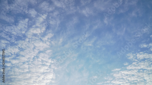 Foto Thin wispy cirrus clouds form intricate patterns across a clear blue sky