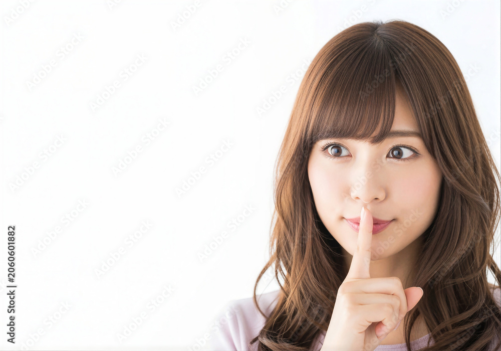 Naklejka premium 内緒ポーズをする若い女性
