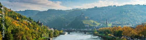 Quadro su tela Cochem town at Moselle river with Reichsburg castle on top of the hill, Germany