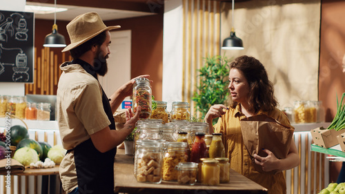 Foto Green living customer shopping in zero waste supermarket run by zealous storekeeper, clients purchasing freshly harvested food from environmentally friendly local neighborhood store